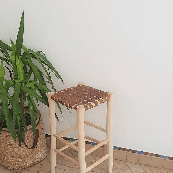 Natural bar stool in laurel wood and camel leather