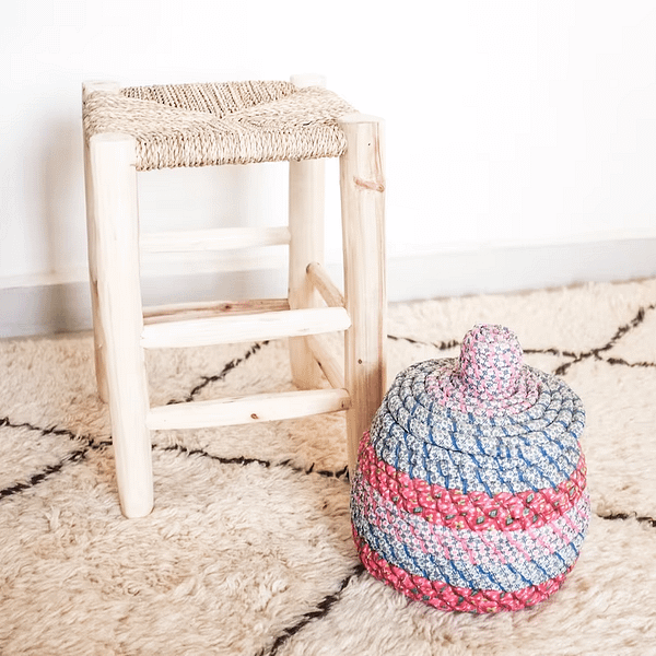 Natural stool in raw wood and rope braiding