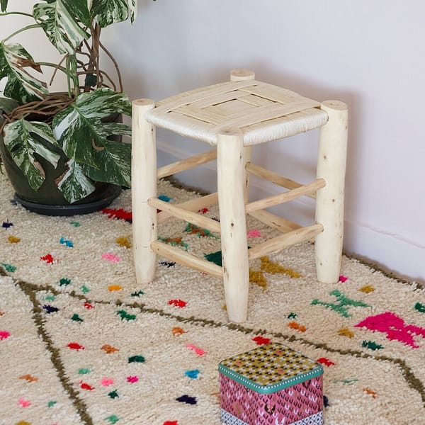 Natural stool in raw wood and beige rope braiding