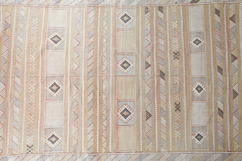 Tukfa-Vegan Moroccan Rug- (4'1" x 8'4")