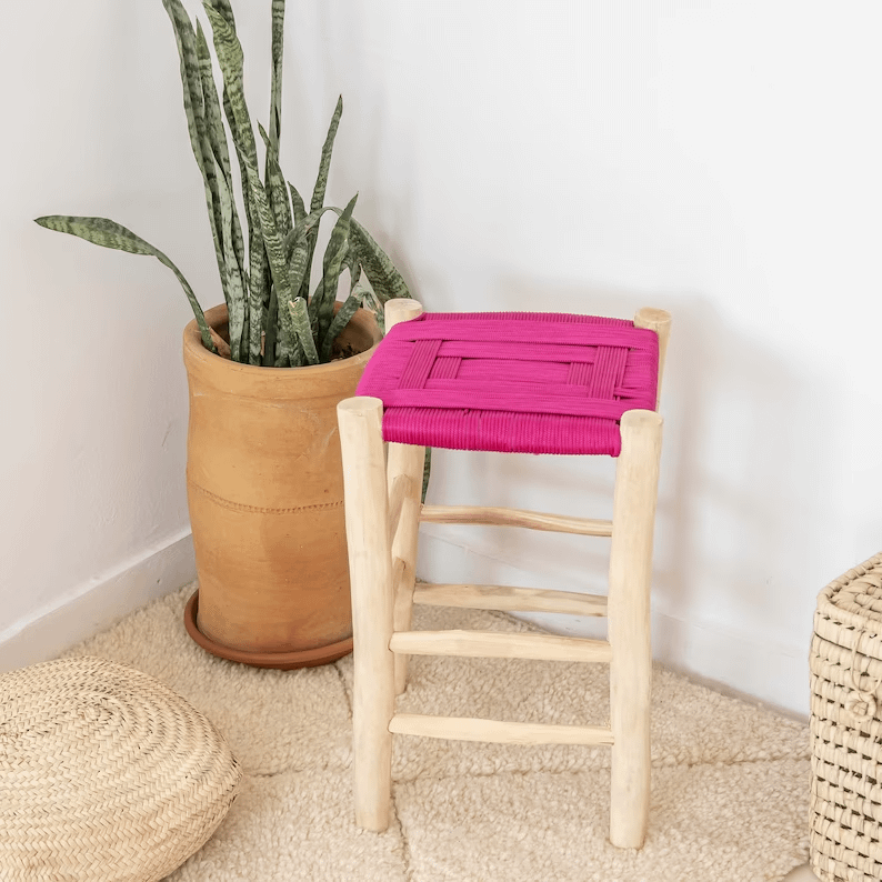 Natural stool in raw wood and pink rope braiding
